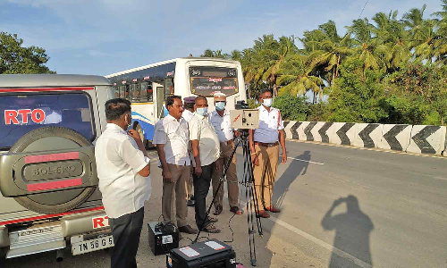 வேகமாக வந்த வாகனங்கள் சென்சார் கருவி மூலம் கண்டறிந்து அபராதம் விதிப்பு