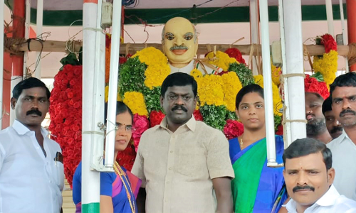 ஆலங்குளத்தில் காமராஜர் சிலைக்கு அரசியல் கட்சியினர் மரியாதை