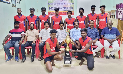 வாலிபால் போட்டியில் கோப்பை வென்ற அணிக்கு பாராட்டு