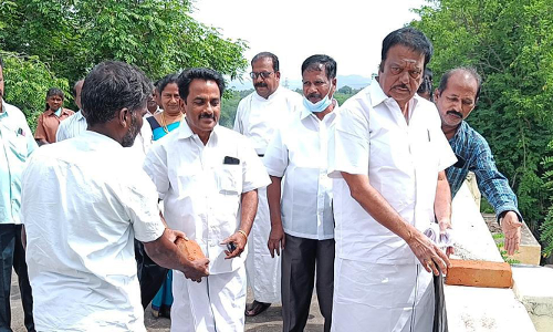 சோளிங்கர் நிதி உதவி பள்ளிக்கு முன்னாள் மாணவர்கள் ரூ.10 லட்சம் உதவி