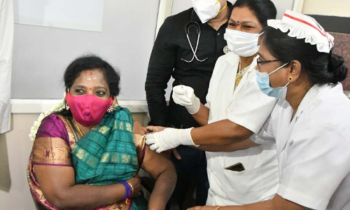 பூஸ்டர் தடுப்பூசி போட்டுக் கொண்டார் புதுச்சேரி துணை நிலை ஆளுநர் தமிழிசை