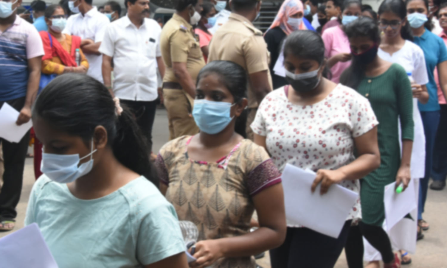 நீட் தேர்வு தொடங்கியது: மாணவ-மாணவிகள் ஆர்வத்துடன் எழுதினார்கள் நீட் தேர்வு தொடங்கியது: மாணவ-மாணவிகள் ஆர்வத்துடன் எழுதினார்கள்