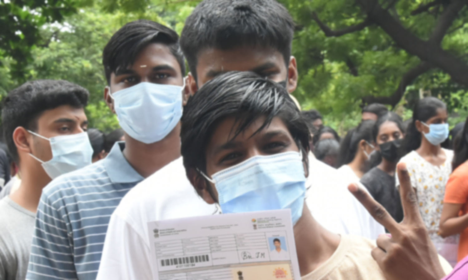 நீட் தேர்வு தொடங்கியது: மாணவ-மாணவிகள் ஆர்வத்துடன் எழுதினார்கள் நீட் தேர்வு தொடங்கியது: மாணவ-மாணவிகள் ஆர்வத்துடன் எழுதினார்கள்