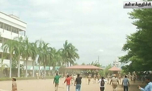 போர்க்களமாக மாறிய போராட்டம்... போலீஸ் மீது தாக்குதல்: பள்ளியை சூறையாடிய மாணவர் அமைப்பினர்