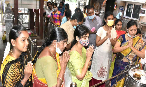 அம்மன் கோவில்களில் பக்தர்கள் கூட்டம் அலைமோதியது