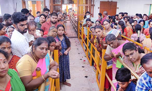 ஆடி மாதப்பிறப்பு திண்டுக்கல் கோவில்களில் பக்தர்கள் சிறப்பு வழிபாடு