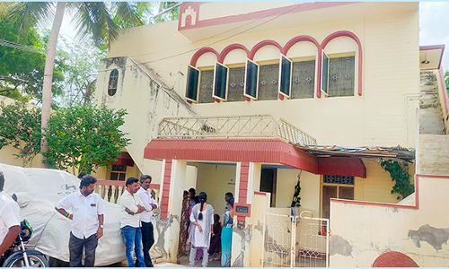 கதவை உடைத்து ரூ.35 லட்சம் கொள்ளை