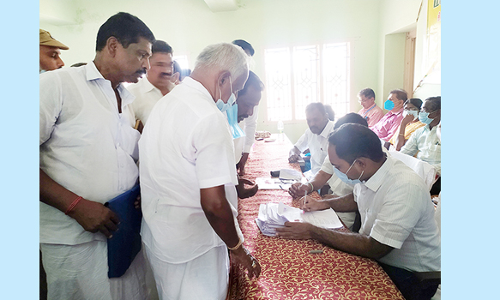 கிராவல் மண் குவாரியை மூட வேண்டும்-கிராம மக்கள்