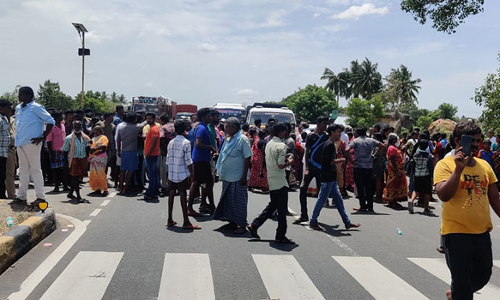 சின்னசேலம் பிளஸ்-2 மாணவி சாவு எதிரொலி:  வேப்பூர் அருகே கிராம மக்கள் போராட்டம்