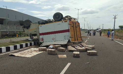 வெடி பொருள் ஏற்றி வந்த லாரி நடுரோட்டில் கவிழ்ந்தது