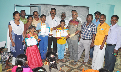 தருவைகுளத்தில் போட்டிகளில் வெற்றிபெற்ற மாணவ, மாணவிகளுக்கு பரிசு