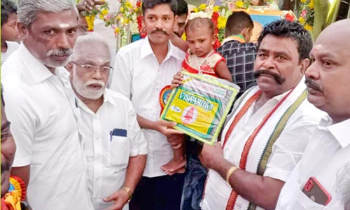 சிவகிரியில் மாணவ, மாணவிகளுக்கு இலவச நோட்டு-புத்தகங்கள்