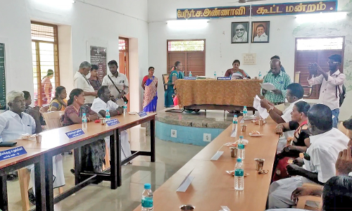 தோகைமலை யூனியன் கூட்டத்தில்  அதிகாரிகளை கண்டித்து தலைவர்- கவுன்சிலர்கள் வெளிநடப்பு