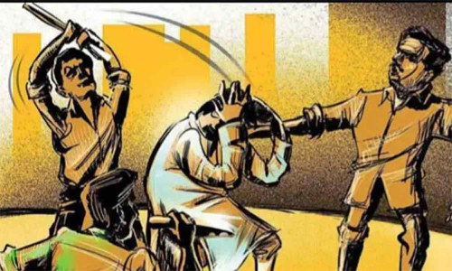 அடகு கடையில் தொழிலாளியை கட்டையால் தாக்கி பணம், செல்போன் பறிப்பு