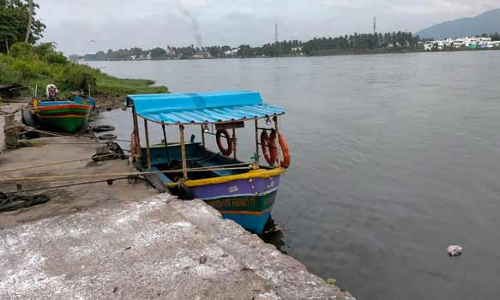 காவிரியில் வெள்ளப்பெருக்கு  விசைப்படகு போக்குவரத்து நிறுத்தம்