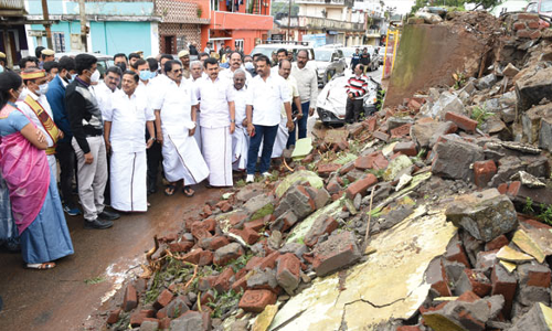 முறிந்த மரங்கள்-மண்சரிவு அகற்றம்-நீலகிரியில் மீட்பு பணிகள் தீவிரம்