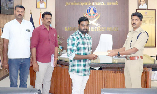 மோசடியில் பணத்தை பறிகொடுத்த வியாபாரி- மீட்டு ஒப்படைத்த போலீஸ் சூப்பிரண்டு