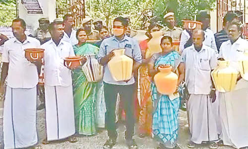 5 கிராம ஊராட்சி மன்ற தலைவர்கள் முற்றுகை போராட்டம்