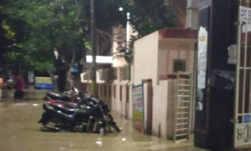 கோதாவரி ஆற்றில் நீர்வரத்து அதிகரிப்பு- தொடர்ந்து வெள்ளத்தில் மிதக்கும் ஏனாம்