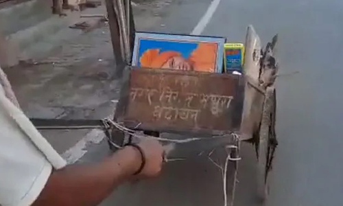 பிரதமர் மோடி, யோகி ஆதித்யநாத் படங்களை குப்பை வண்டியில் எடுத்துச் சென்ற தொழிலாளி பணிநீக்கம்