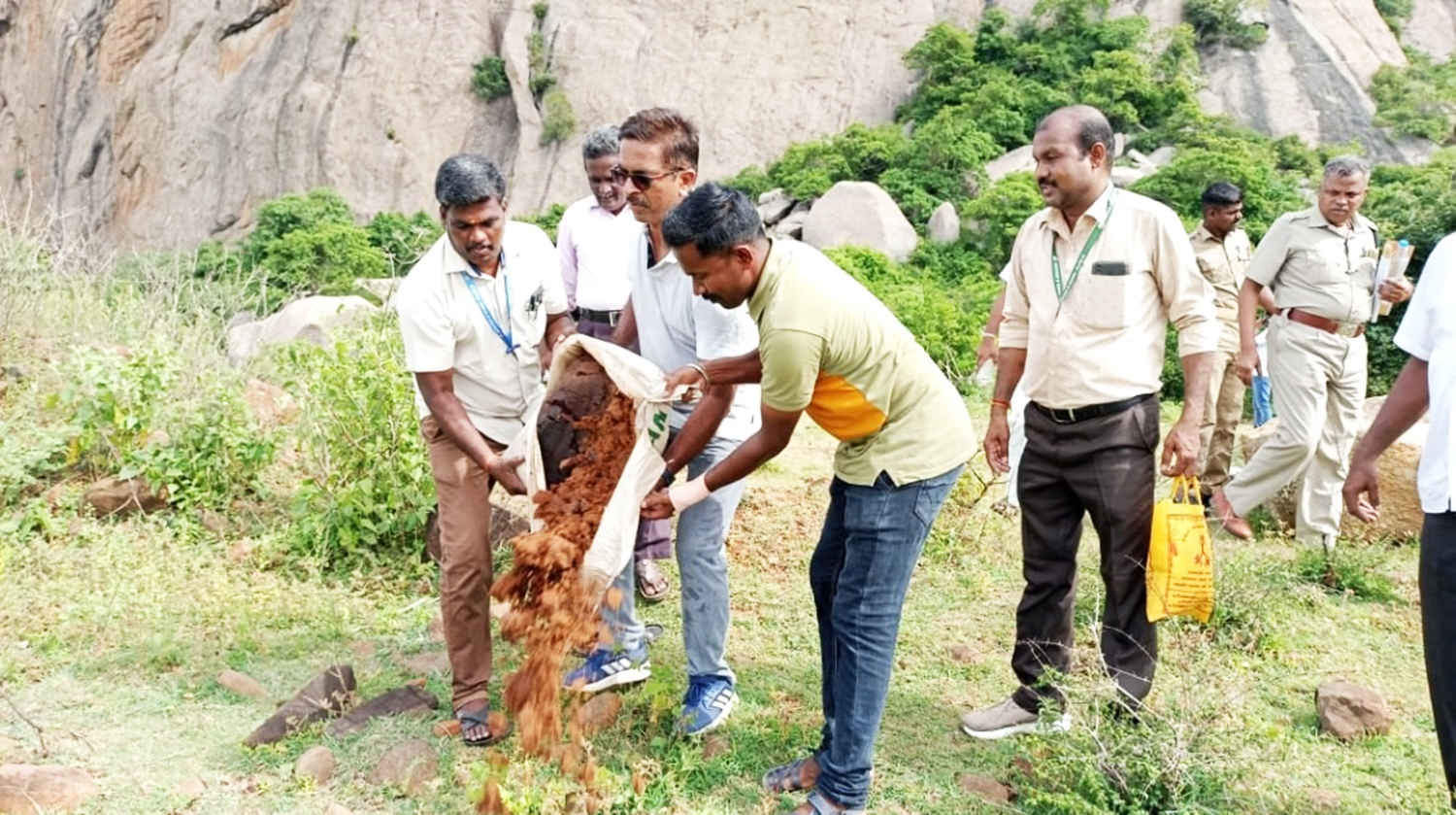 மலையில் சாராய வேட்டை நடத்திய கலெக்டர் மீது கல்லை உருட்டி விட்டு தப்பிய கும்பல் மலையில் சாராய வேட்டை நடத்திய கலெக்டர் மீது கல்லை உருட்டி விட்டு தப்பிய கும்பல்