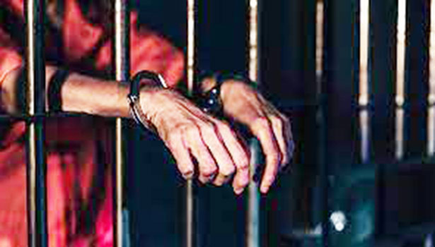 கோஷ்டி மோதல்; 3 பேர் கைது கோஷ்டி மோதல்; 3 பேர் கைது