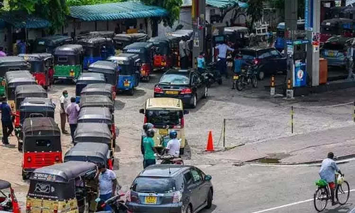 கடும் நெருக்கடிக்கு மத்தியில் பெட்ரோல், டீசல் விலையை குறைத்தது இலங்கை