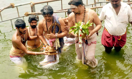 ஆனி பிரம்மோற்சவ விழா நிறைவையொட்டி அய்யங்குளத்தில் தீர்த்தவாரி