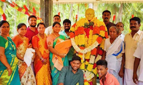 கடமலைக்குண்டு அருகே ரூ.15 லட்சத்தில் தந்தைக்கு சிலை வடித்த மகன்கள்- தாயின் ஆசையை நிறைவேற்றினர்