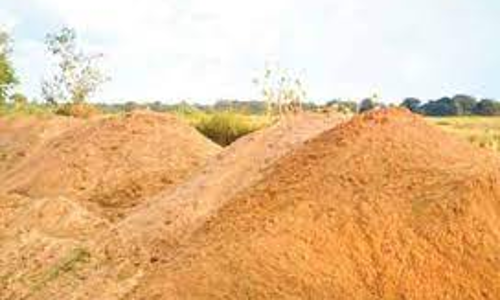 நாடியம்மன் கோவில் குளத்தை மூடுவதற்காக கொட்டப்பட்ட மண்ணை அகற்ற அதிகாரிகள் உறுதி