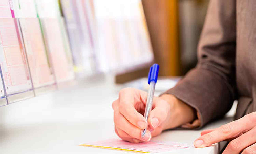 கேரளாவில் மழைக்கால பம்பர் லாட்டரியில் ரூ.10 கோடி பரிசு பெற்ற அதிர்ஷ்டசாலியை தேடும் அதிகாரிகள்