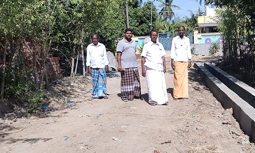 சுதந்திரத்திற்கு பிறகு முதன் முறையாக கிராமத்திற்கு போடப்படும் தார்சாைல; மக்கள் மகிழ்ச்சி