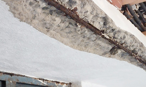 காரைகள் பெயர்ந்து காணப்படும் அங்கன்வாடி கட்டிடம்