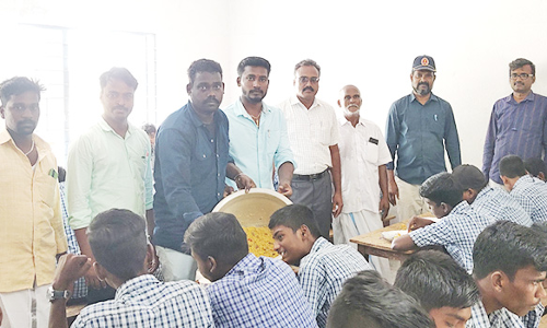 பள்ளி சுவருக்கு வர்ணம் பூசிய மாணவ- மாணவிகள்