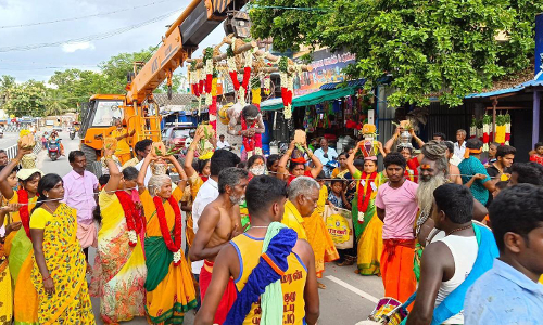 3 கி.மீ. தூரத்திற்கு அந்தரத்தில் பறந்து வந்து நேர்த்தி கடன் செலுத்திய பக்தர்