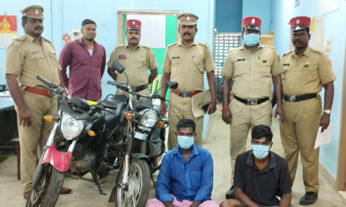 மோட்டார் சைக்கிள் திருடிய- 2 பேர் கைது