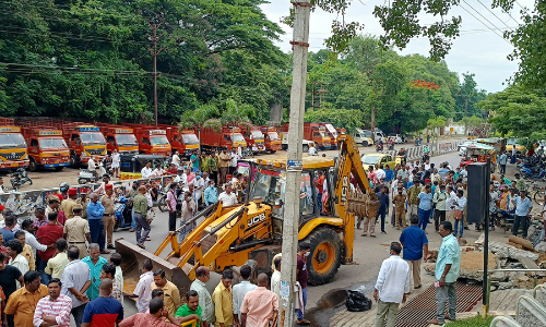 புதுவை-கடலூர் சாலையில் ஆக்கிரமிப்புகள் அகற்றம்