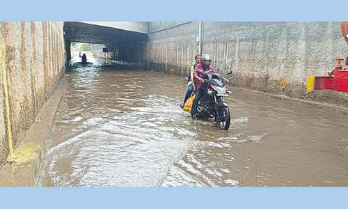 சாலைகளில் தேங்கிய நீரால் வாகன ஓட்டிகள் அவதி
