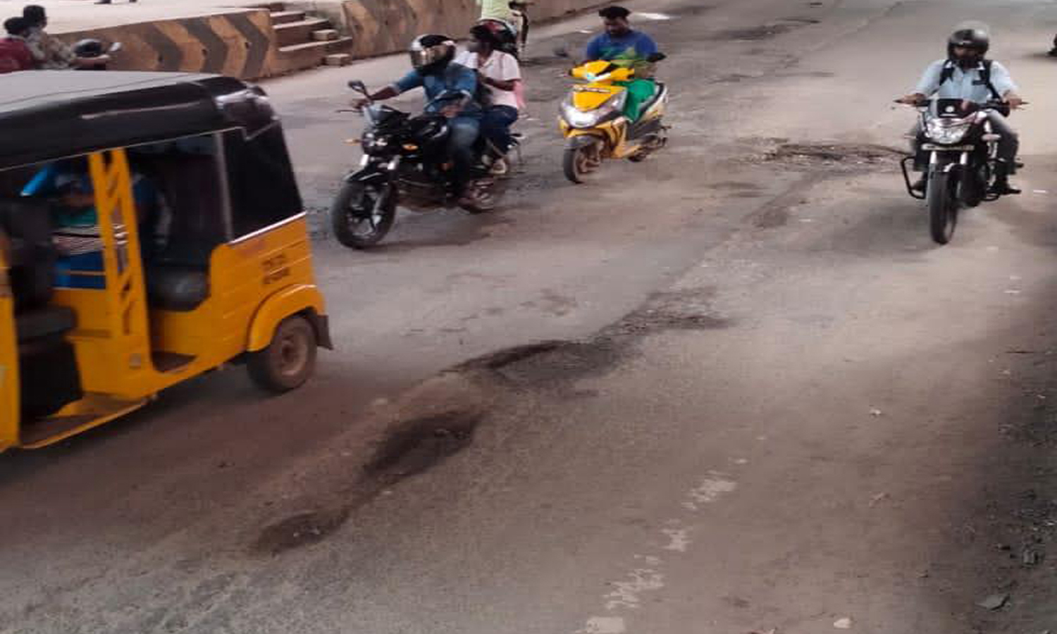 மார்த்தாண்டத்தில் குண்டும் குழியுமான சாலையை சீரமைக்க வலியுறுத்தி ஆர்ப்பாட்டம் மார்த்தாண்டத்தில் குண்டும் குழியுமான சாலையை சீரமைக்க வலியுறுத்தி ஆர்ப்பாட்டம்