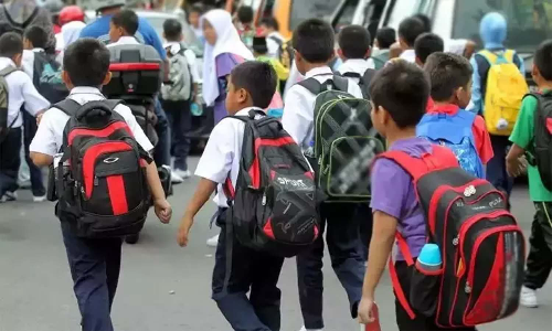 அரசின் அனுமதியின்றி தன்னிச்சையாக விடுமுறை அளித்தது ஏன்?: 987 தனியார் பள்ளிகளுக்கு நோட்டீஸ்