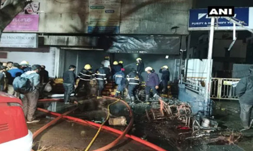 சார்ஜ் செய்யும்போது விபத்து- ஷோரூமில் வைக்கப்பட்டிருந்த 7 மின்சார பைக்குகள் தீயில் கருகின