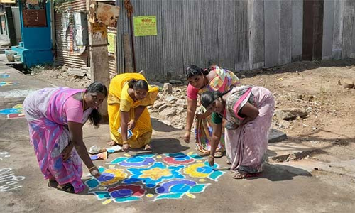 தூய்மை இந்தியா திட்டத்தில் குப்பை கொட்டும் இடத்தை கோலமிட்டு மாற்றி விழிப்புணர்வு