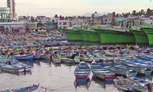குளச்சலில் கடல் சீற்றம்- மீனவர்கள் மீன் பிடிக்க செல்லவில்லை