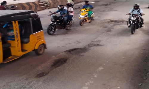 மார்த்தாண்டத்தில் குண்டும் குழியுமான சாலையை சீரமைக்க வலியுறுத்தி ஆர்ப்பாட்டம்