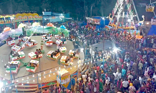 வாவுபலி பொருட்காட்சியில் குழந்தைகளுடன் குவிந்த மக்கள்