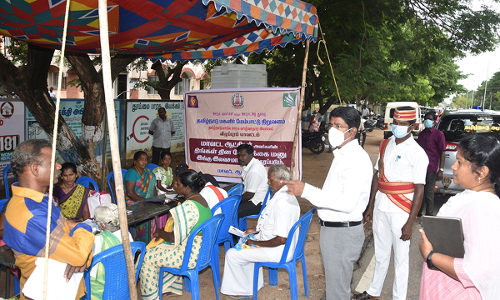 விழுப்புரத்தில்  மக்கள் குறைதீர்க்கும் நாள் கூட்டம் பயனாளிகளுக்கு ரூ.21.27 லட்சம் மதிப்பீட்டில் நலத்திட்ட உதவி கலெக்டர் மோகன் வழங்கினார்