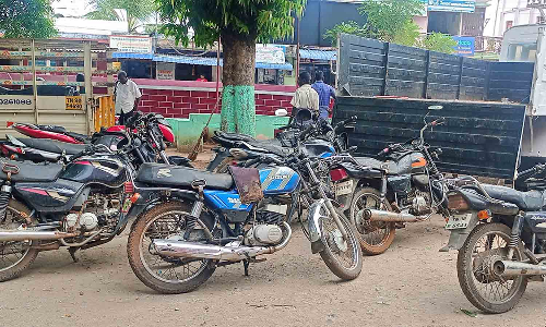 10 மோட்டார் சைக்கிள்கள் ஆயுதப்படைக்கு அனுப்பி வைப்பு