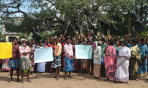 திட்டக்குடி அருகே வீடுகளில் கருப்பு கொடி கட்டி கிராம மக்கள் போராட்டம்