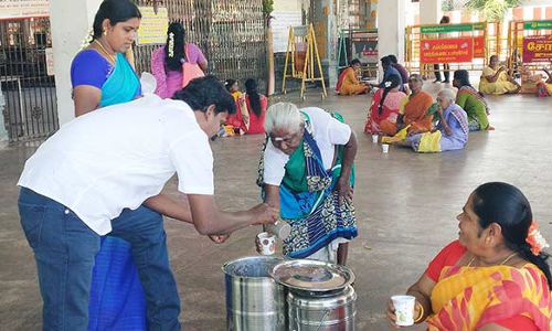 ஆடி முதல் செவ்வாய்  கோட்டை மாரியம்மன் கோவிலில் கூல் ஊற்றி நேர்த்திக்கடன்