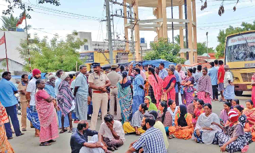 அரசு-தனியார் பஸ்களை சீராக இயக்க கோரி தேவராயம்பாளையத்தில் பொதுமக்கள் சாலை மறியல்